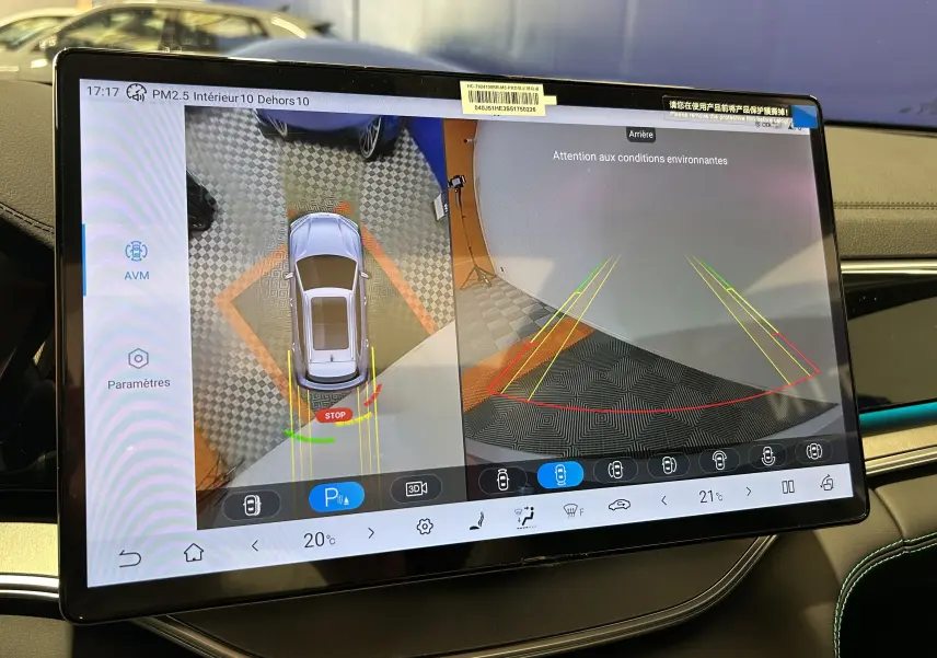 Vue de l'écran tactile intérieur du BYD SEAL U montrant la caméra de recul et l'affichage 360° en mode stationnement.