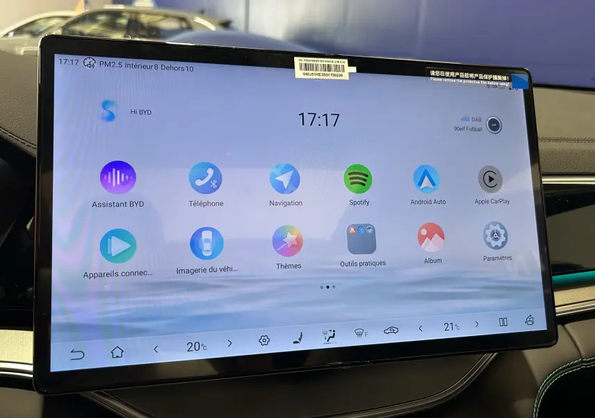 Écran tactile central du tableau de bord BYD SEAL U affichant les applications connectées et la température intérieure.