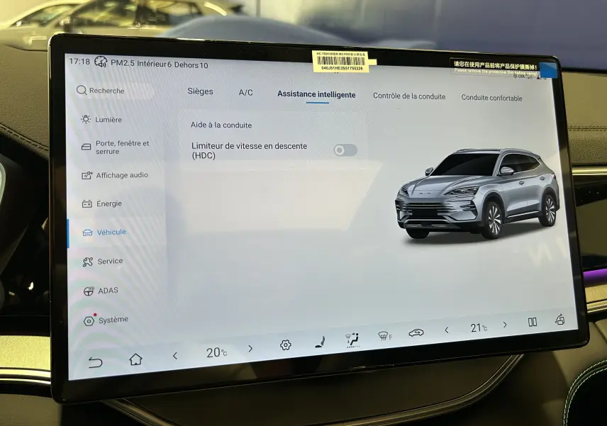 Écran tactile intérieur affichant un SUV BYD SEAL U gris en vue 3/4 avant droite dans le menu assistance conduite.