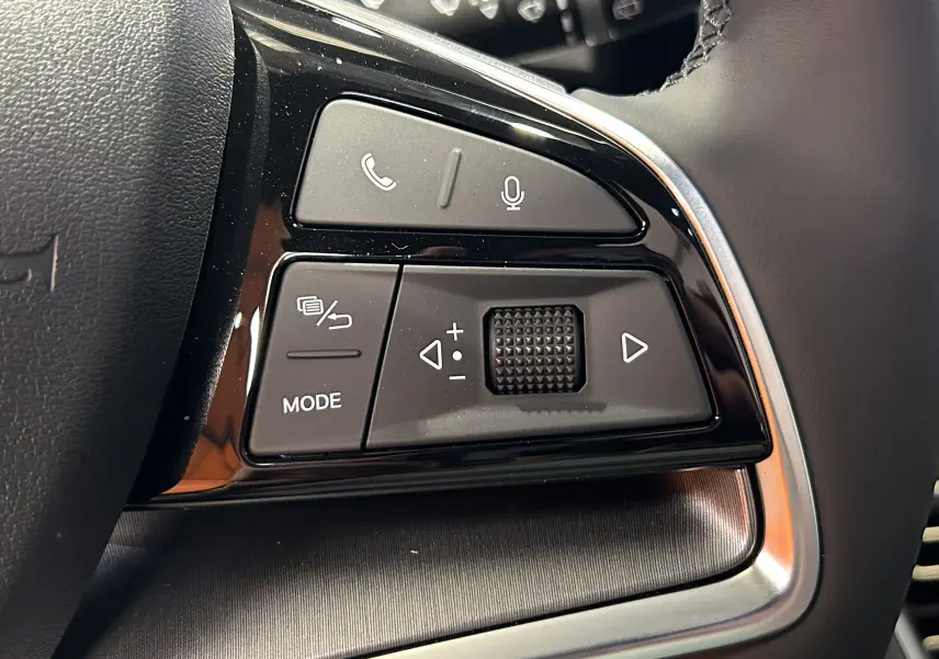 Gros plan sur les commandes au volant du BYD SEAL U 2025, finition noire avec boutons multifonctions et molette tactile.