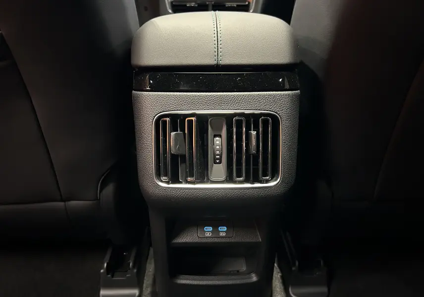 Détail de la console arrière noire avec bouches d’aération et ports USB du BYD SEAL U hybride rechargeable.