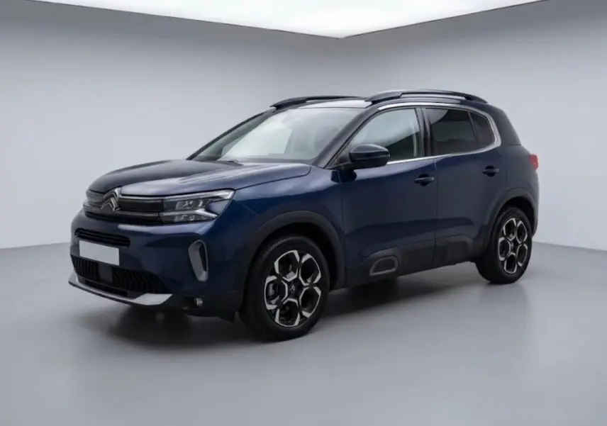 Citroën C5 Aircross hybride bleu foncé vu en 3/4 avant droit, avec jantes distinctives et barres de toit noires.