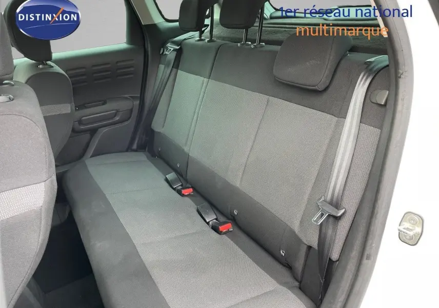 Banquette arrière en tissu gris noir vue côté droit dans un Citroën C3 Aircross blanc polaire 2023.