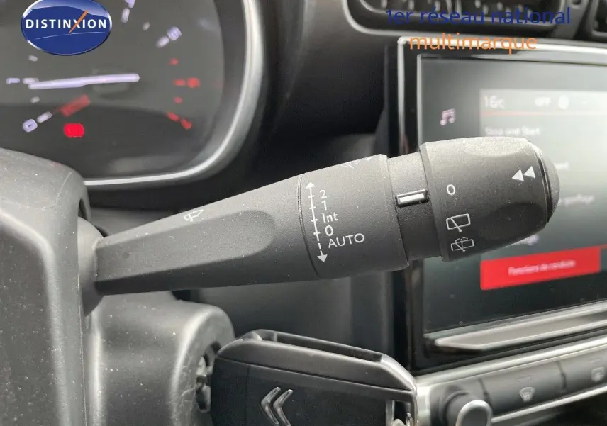 Gros plan sur la commande des essuie-glaces à gauche du volant dans l'habitacle d'une Citroën C3 Aircross 2023.