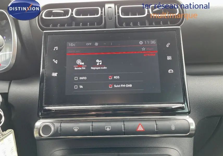 Vue rapprochée de la console centrale du Citroën C3 Aircross blanc polaire avec écran tactile et commandes climatisation.