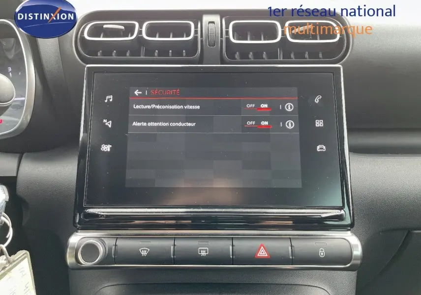 Écran tactile central affichant les réglages de sécurité du Citroën C3 Aircross 2023, intérieur noir.