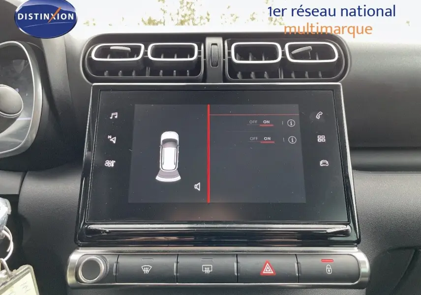Écran tactile central du tableau de bord du Citroën C3 Aircross 2023 avec commandes de climatisation et alertes visibles.