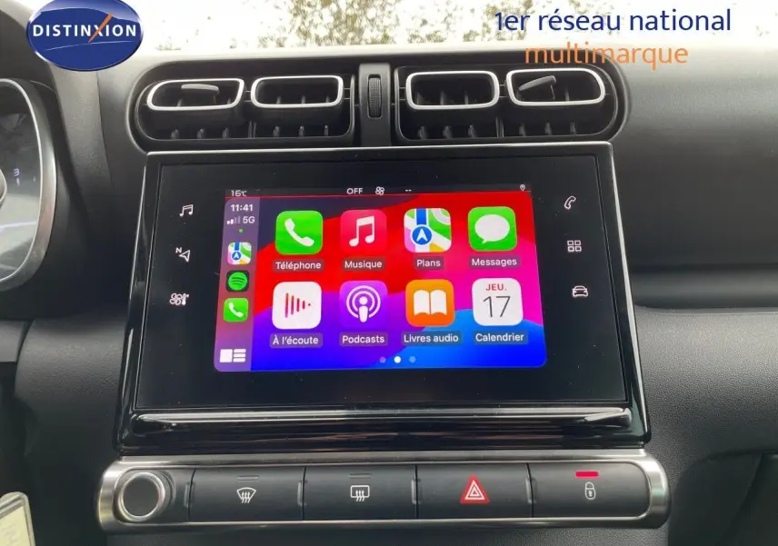 Écran tactile central allumé dans l'habitacle noir du Citroën C3 Aircross 2023, version Shine.