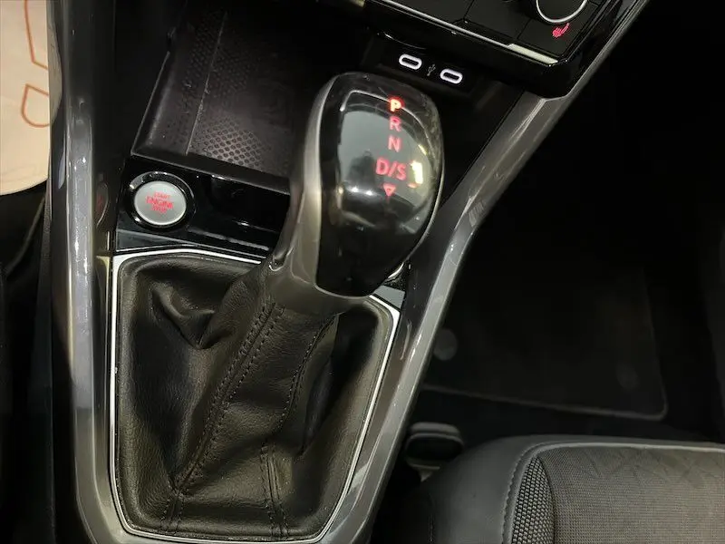 Le levier de vitesses automatique du Volkswagen T-Cross gris Limestone Metalisé vu en gros plan depuis le siège conducteur.