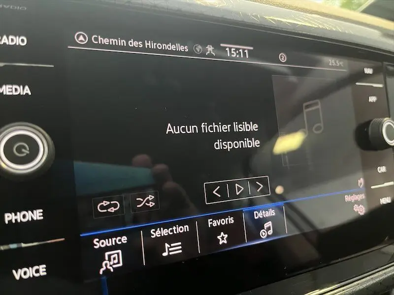 Écran tactile multimédia du Volkswagen T-Cross 1.0 TSI 110 DSG Carat affichant "Aucun fichier lisible disponible"