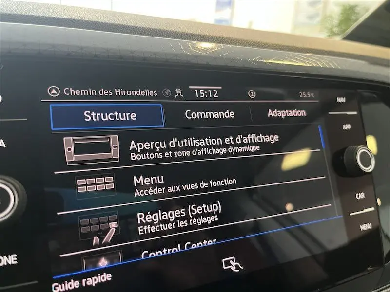 Écran tactile du système multimédia du Volkswagen T-Cross 1.0 TSI 110 DSG Carat, affichage des réglages.