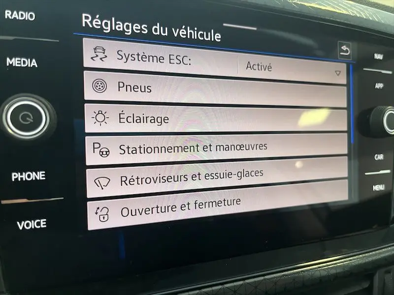 Écran tactile du tableau de bord du Volkswagen T-Cross 2021 affichant les réglages du véhicule en français.