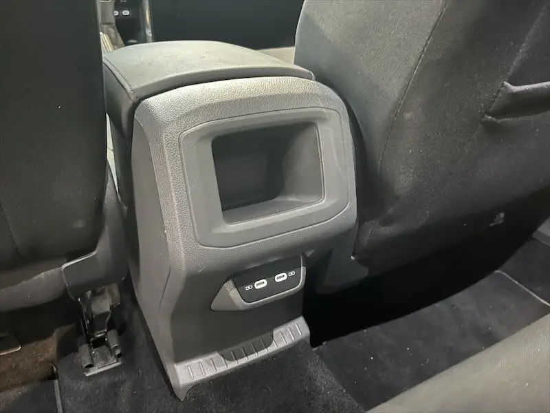 Détail de la console arrière avec ports USB dans l'habitacle du Volkswagen T-Cross gris Limestone 2021
