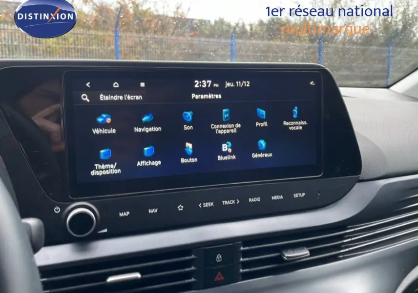 Vue rapprochée de l’écran tactile central du tableau de bord de la Hyundai i20 2025 gris Aurora Metal.