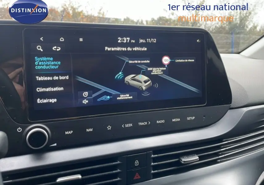 Écran tactile central du tableau de bord de la Hyundai i20 2025 gris Aurora, affichant les paramètres d’assistance conducteur.