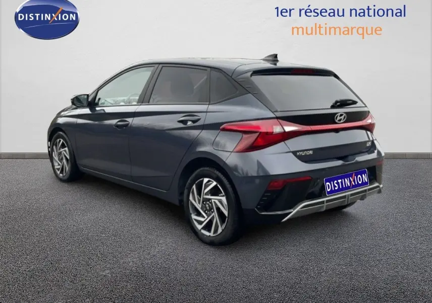 Vue 3/4 arrière droite d'une Hyundai i20 2025 gris Aurora Metal avec feux LED et jantes alliage distinctives.