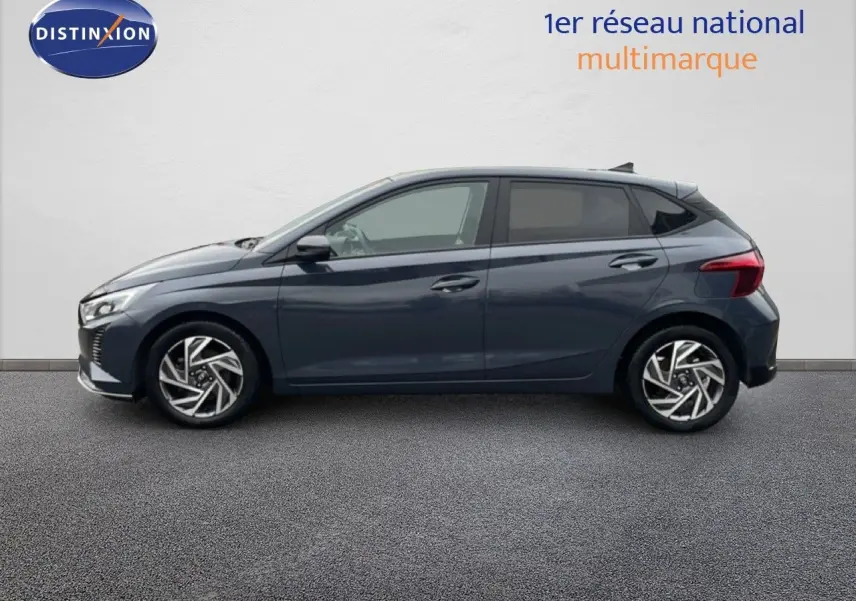 Profil droit d'une Hyundai i20 2025 gris Aurora Metal avec jantes alliage et vitres teintées, sur fond neutre.