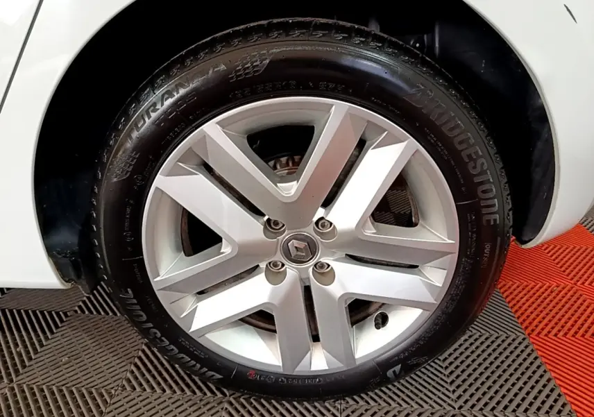 Gros plan sur la roue arrière droite blanche d'une Renault Clio Business 2021, avec passage de roue et partie de la carrosserie visibles.