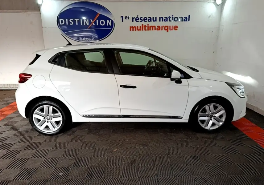 Profil droit d'une Renault Clio Business blanche 2021, avec jantes alliage et logo Distinxion en arrière-plan.