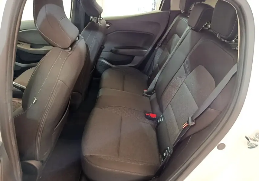 Vue intérieure côté droit montrant la banquette arrière noire de la Renault Clio Business SCe 65 blanche 2021.