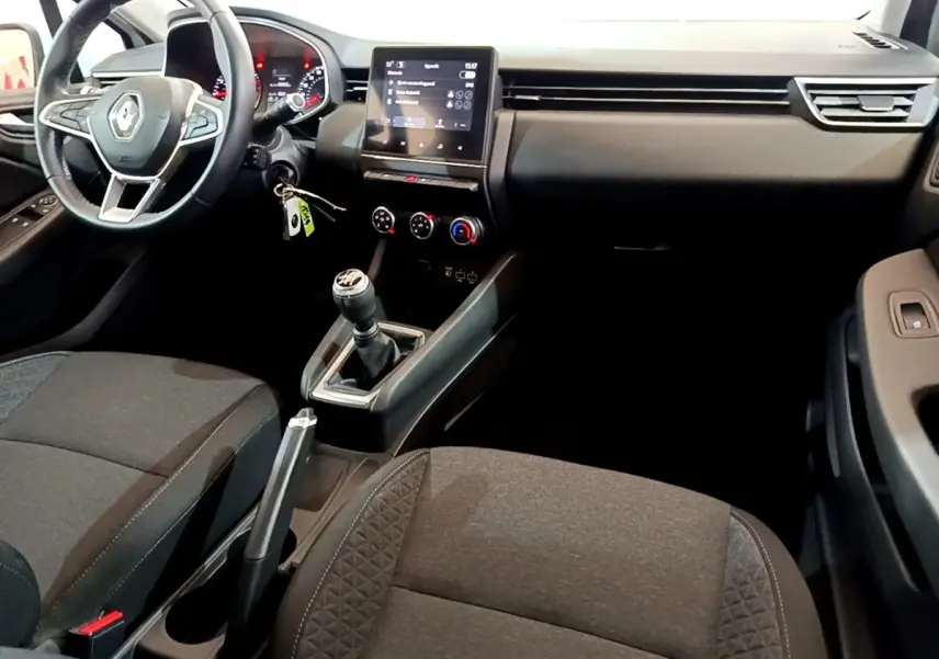 Intérieur Renault Clio Business 2021 vu côté conducteur, tableau de bord avec écran tactile et volant multifonctions.