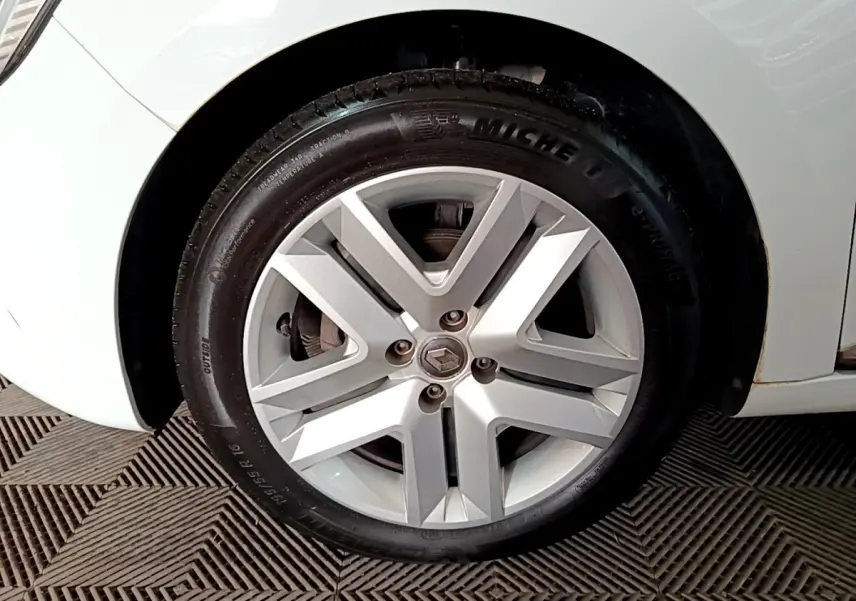 Gros plan sur la roue avant droite blanche d’une Renault Clio Business 2021 avec jante alliage et logo Renault.