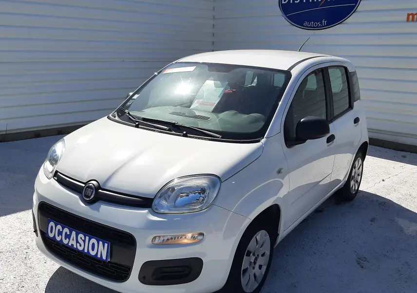 Vue 3/4 avant droite d'une Fiat Panda blanche 2018 avec plaque "OCCASION" sur un parking extérieur.
