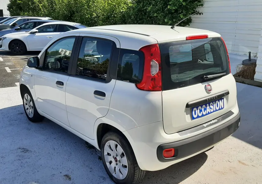Vue 3/4 arrière droite d'une Fiat Panda blanche 2018 avec cinq portes, feux arrière rouges et plaque "OCCASION".