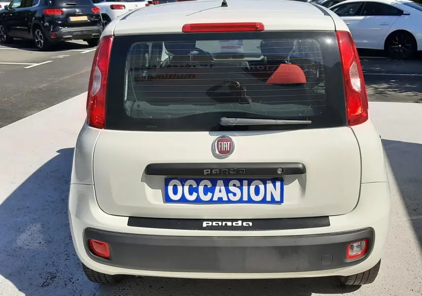 Vue arrière d'une Fiat Panda blanche 2018 avec plaque "OCCASION" et feux arrière rouges visibles.