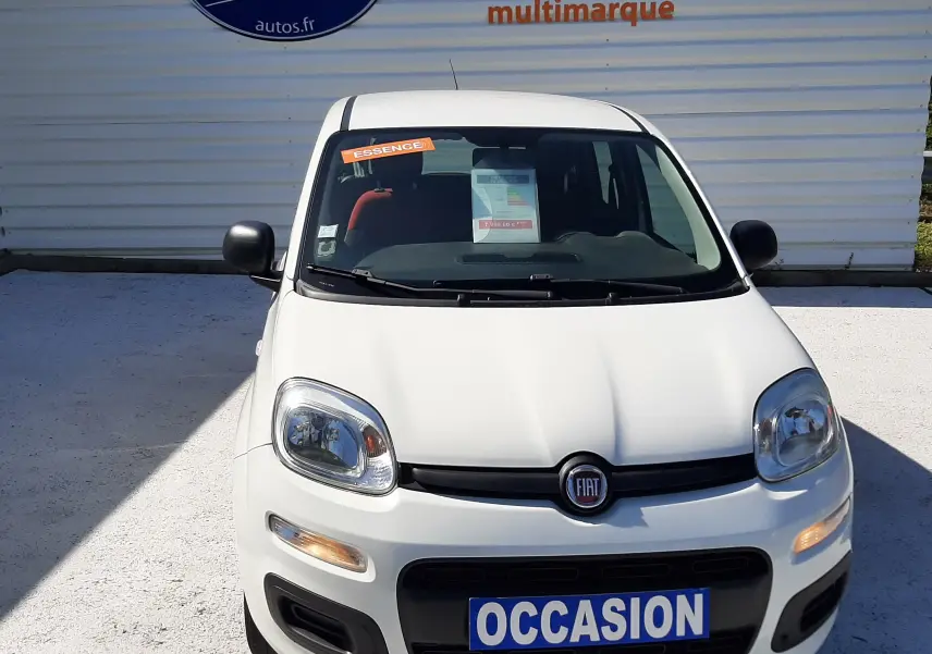 Vue 3/4 avant droite d'une Fiat Panda blanche 2018, version 1.2 69CH POP avec cinq portes visibles.