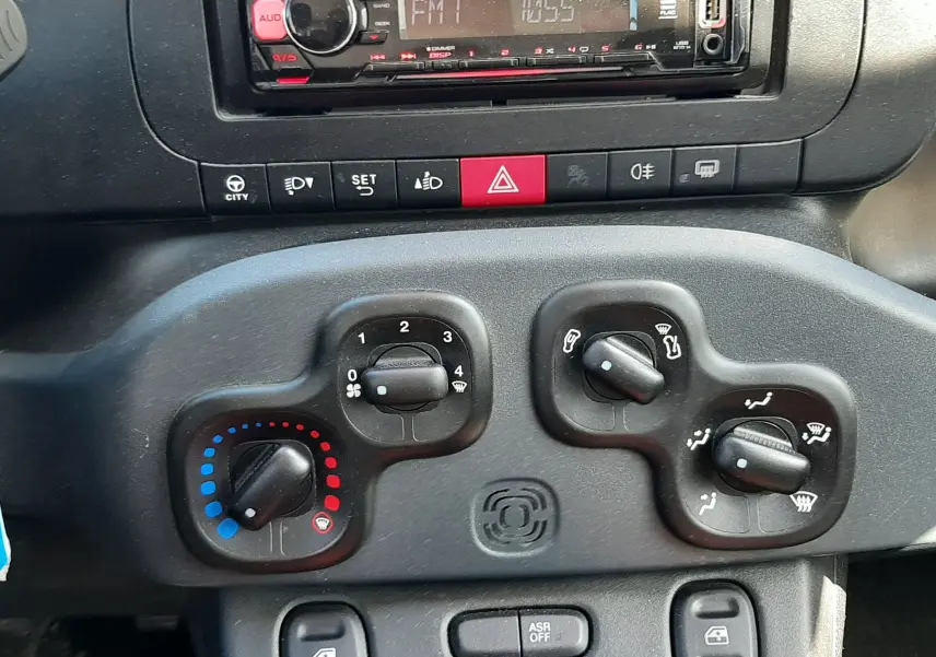 Vue rapprochée du tableau de bord de la Fiat Panda 1.2 69CH POP 2018, montrant les commandes de climatisation et radio Kenwood.