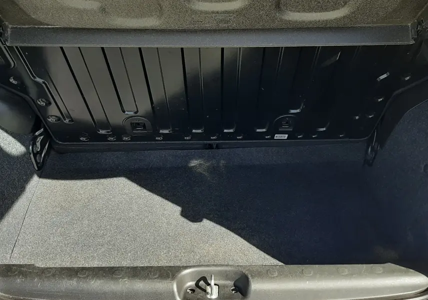 Coffre ouvert de la Fiat Panda blanche 2018, vue plongeante montrant l'espace de chargement vide et le seuil de coffre.