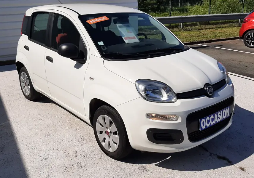 Vue avant d'une Fiat Panda blanche 2018 essence, avec plaque "OCCASION" et sticker orange "ESSENCE" sur le pare-brise.