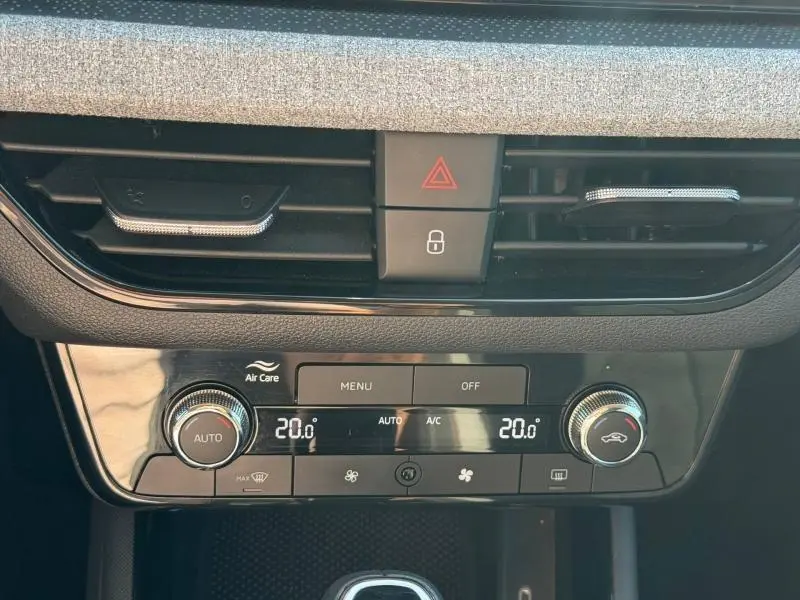 Détail de la console centrale avec commandes de climatisation automatique bi-zone sur Skoda Scala noir Magic nacré 2025.