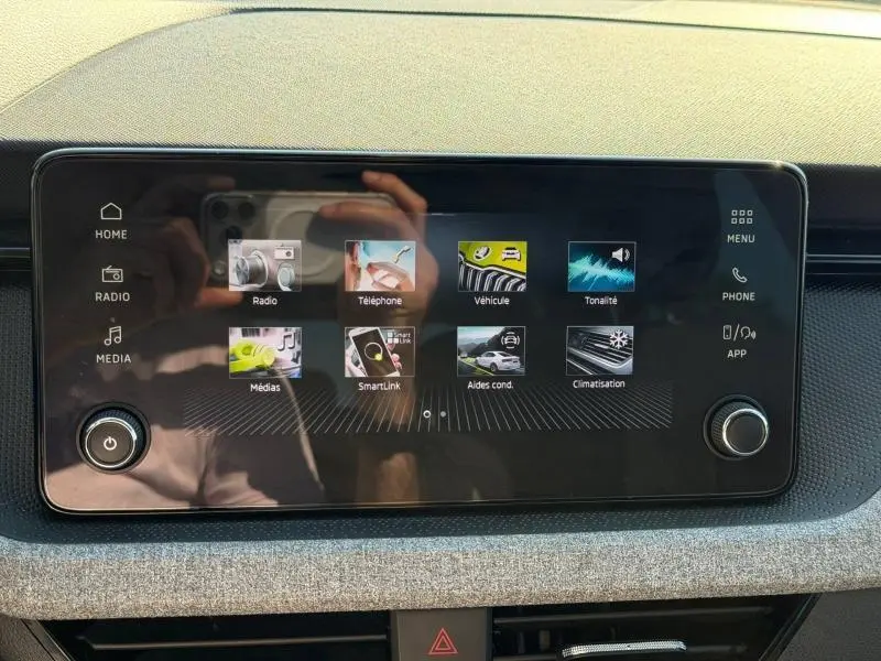 Écran tactile central du Skoda Scala 2025 noir Magic nacré, affichant le menu multimédia et les aides à la conduite.