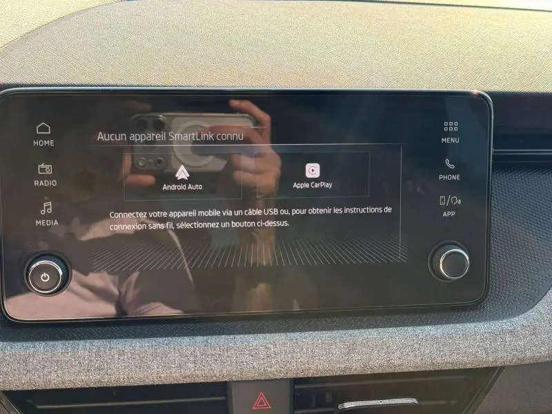 Écran tactile central de la Skoda Scala 2025, affichant les options Android Auto et Apple CarPlay, entouré de commandes noires.