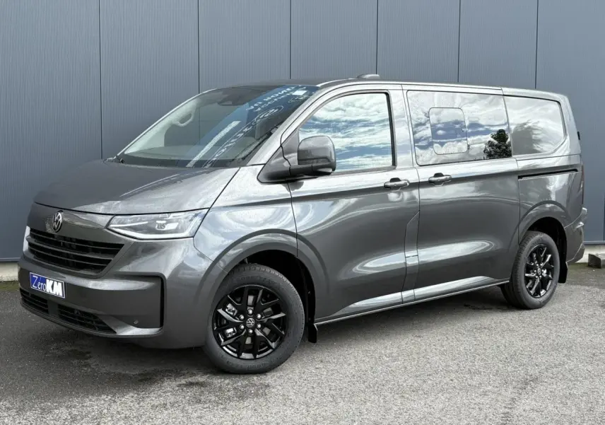 Volkswagen Transporter T7 ProCab gris graphite, vue 3/4 avant droit avec jantes alliage noir brillant Le Mans 17 pouces.