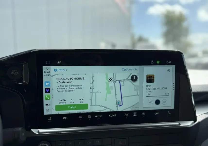 Vue intérieure du tableau de bord du Volkswagen Transporter T7 avec écran tactile affichant navigation et média.