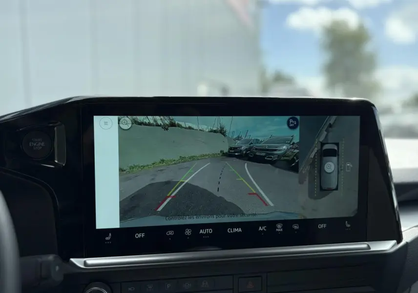 Vue intérieure de l'écran tactile du Volkswagen Transporter T7 montrant la caméra de recul et l'affichage 360° en marche.