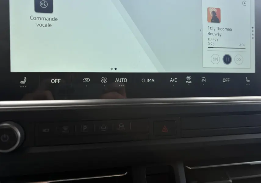 Gros plan sur l'écran tactile et la console centrale du Volkswagen Transporter T7 Business, affichage des commandes climatisation.