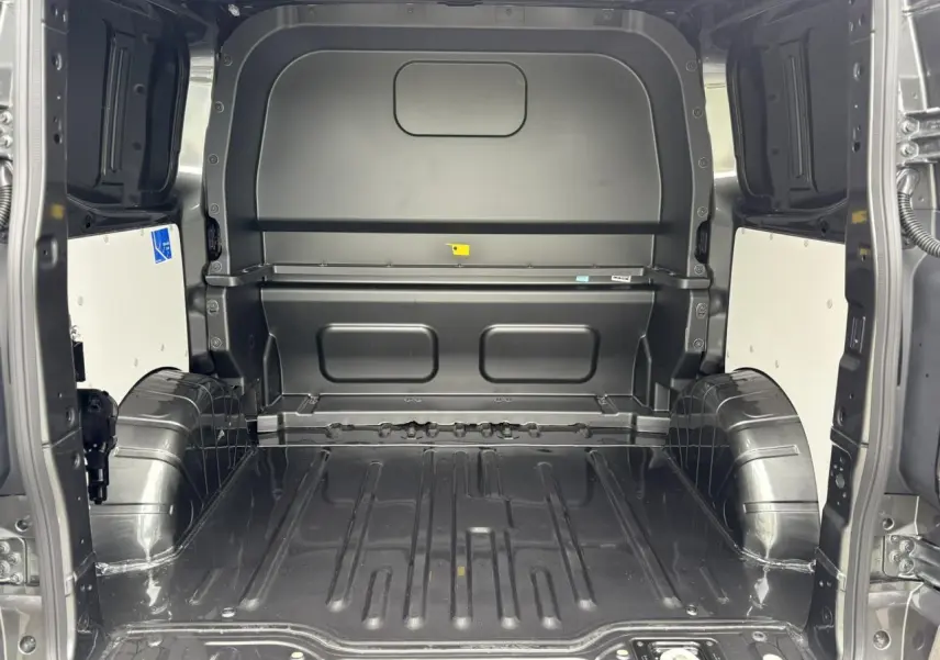 Vue intérieure arrière du Volkswagen Transporter T7 ProCab L1H1 2026, montrant l'espace de chargement en graphite métallisé.