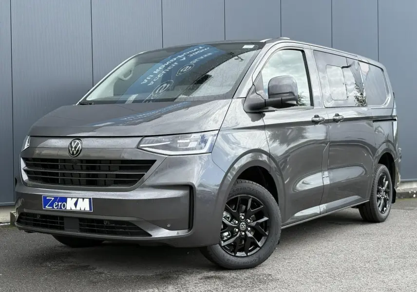 Vue 3/4 avant droit du Volkswagen Transporter T7 ProCab gris Graphite Dust avec jantes alliage noir brillant Le Mans 17 pouces.