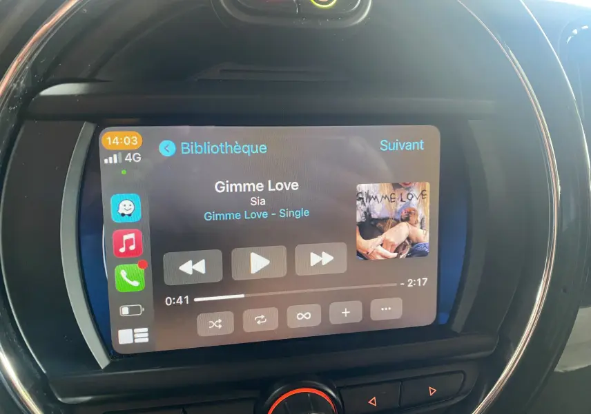 Écran tactile central du MINI Countryman Cooper SSE 2018 affichant la musique en cours, vue rapprochée intérieure.