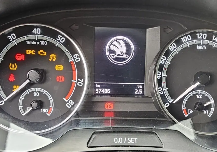 Gros plan sur le tableau de bord de la Skoda Fabia 2020, affichant le compteur de vitesse, compte-tours et témoins lumineux.