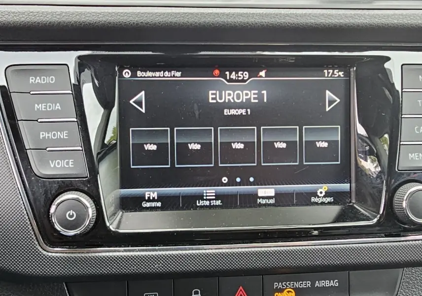 Écran tactile du système de navigation Amundsen de la Skoda Fabia 2020 affichant la radio Europe 1.