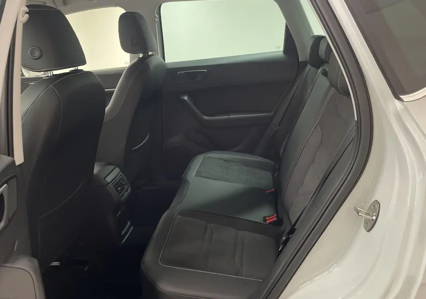 Vue intérieure côté droit des sièges arrière en cuir noir du SEAT Ateca blanc Nevada 2024.