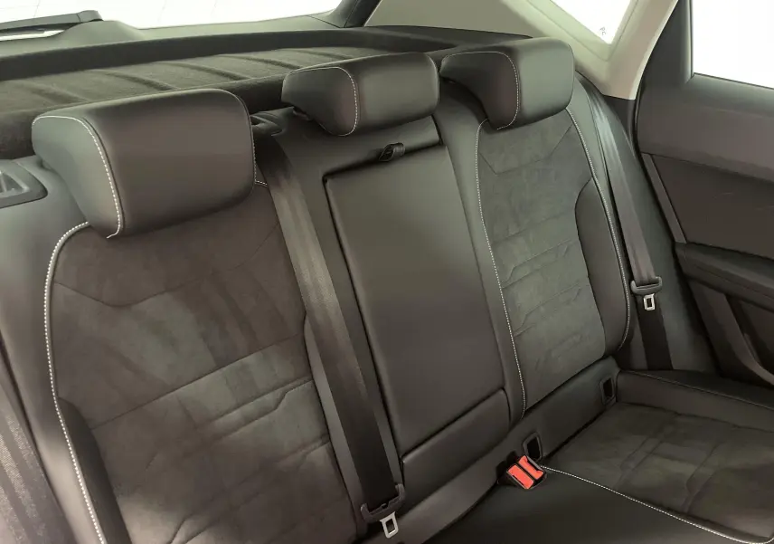 Vue intérieure des sièges arrière en cuir noir avec surpiqûres blanches du SEAT Ateca 2024.