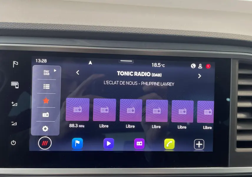 Écran tactile central du tableau de bord du SEAT Ateca 2024 affichant la radio DAB et la température extérieure.