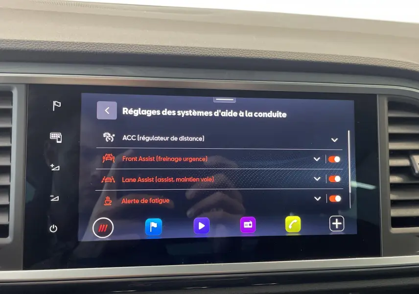 Écran tactile central du SEAT Ateca 2024 affichant les réglages des aides à la conduite dans l'habitacle.