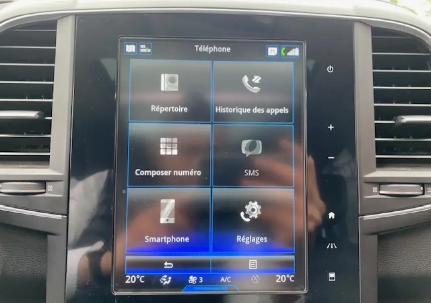 Écran tactile central du Renault Koleos blanc 2019, affichant le menu téléphone avec options de communication.